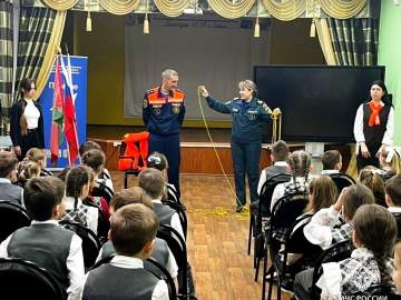 Урок безопасности из цикла «Разговоры о важном» провели инспекторы центра ГИМС в Гимназии №97 г. Ельца