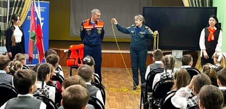 Урок безопасности из цикла «Разговоры о важном» провели инспекторы центра ГИМС в Гимназии №97 г. Ельца