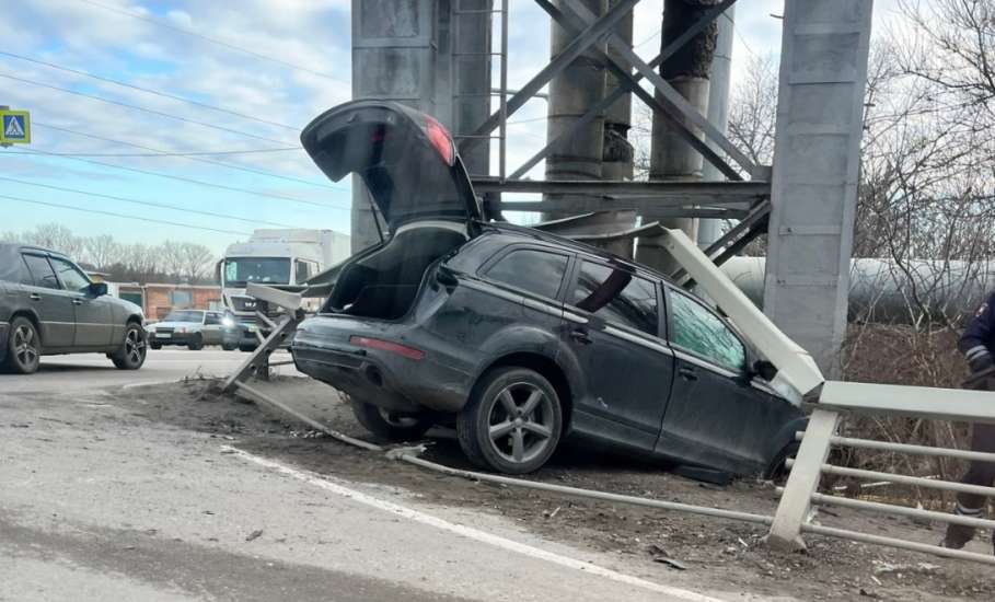 Погоня за «Audi Q7» закончилась столкновением с дорожным ограждением!