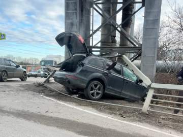 Погоня за «Audi Q7» закончилась столкновением с дорожным ограждением!