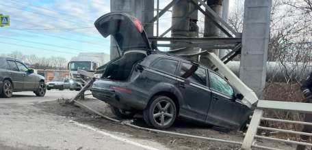 Погоня за «Audi Q7» закончилась столкновением с дорожным ограждением!