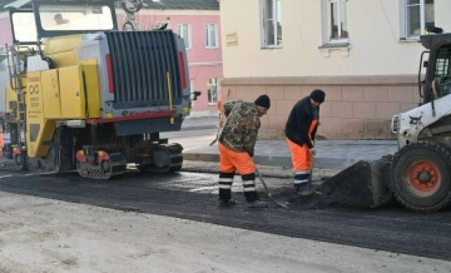 У администрации Ельца завершено асфальтирование дороги