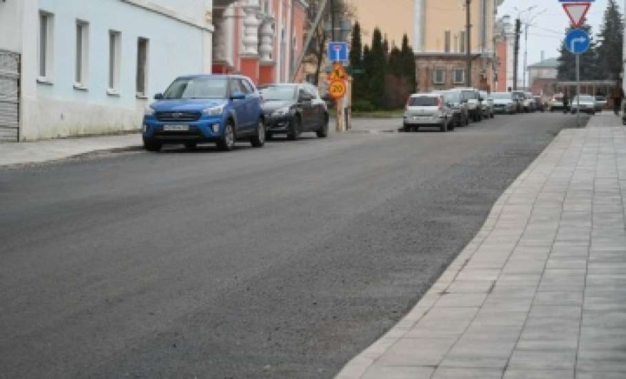 У администрации Ельца завершено асфальтирование дороги