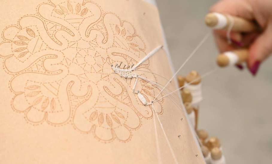 Мастер-класс по плетению Елецкого кружева ко Дню матери пройдёт в МФЦ Ельца