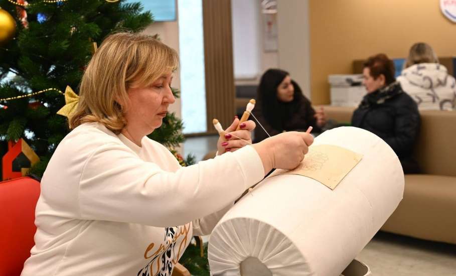 Мастер-класс по плетению Елецкого кружева ко Дню матери пройдёт в МФЦ Ельца
