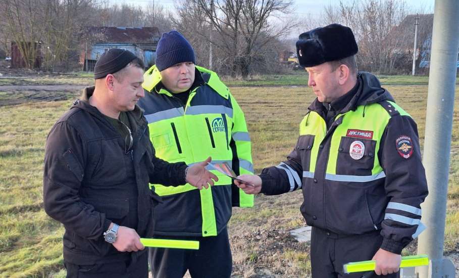 Сотрудники Госавтоинспекции совместно с дорожной службой напоминают пешеходам о важности соблюдения правил безопасного поведения на дороге!