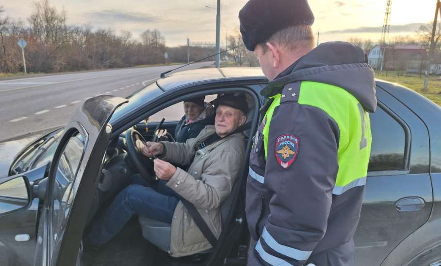 Сотрудники Госавтоинспекции совместно с дорожной службой напоминают пешеходам о важности соблюдения правил безопасного поведения на дороге!
