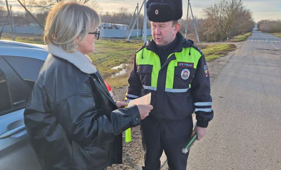 Сотрудники Госавтоинспекции совместно с дорожной службой напоминают пешеходам о важности соблюдения правил безопасного поведения на дороге!