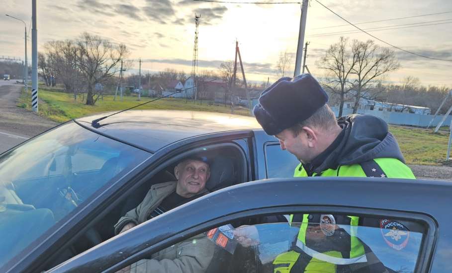 Сотрудники Госавтоинспекции совместно с дорожной службой напоминают пешеходам о важности соблюдения правил безопасного поведения на дороге!