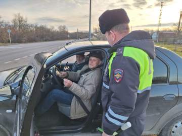 Сотрудники Госавтоинспекции совместно с дорожной службой напоминают пешеходам о важности соблюдения правил безопасного поведения на дороге!