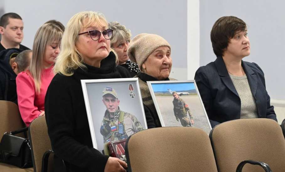 Сегодня в администрации городского округа город Елец состоялась торжественная церемония вручения государственных наград Героям города Воинской Славы Ельца