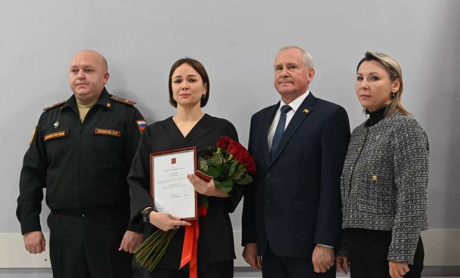 Сегодня в администрации городского округа город Елец состоялась торжественная церемония вручения государственных наград Героям города Воинской Славы Ельца