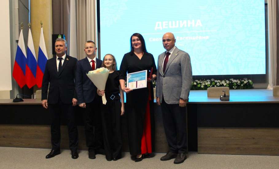 В Правительстве Липецкой области вручили почетный знак «Слава Матери» двум ельчанкам