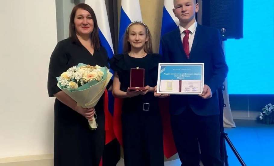 В Правительстве Липецкой области вручили почетный знак «Слава Матери» двум ельчанкам