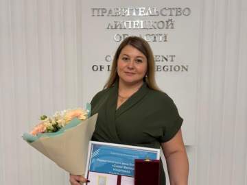 В Правительстве Липецкой области вручили почетный знак «Слава Матери» двум ельчанкам