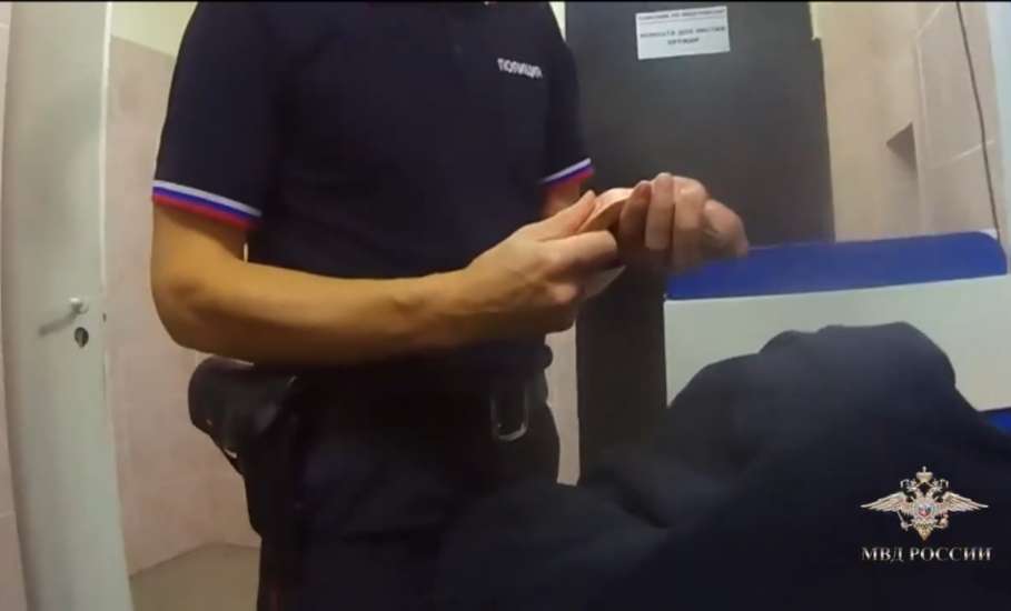 Вахтовик из Липецкой области забыл в автобусе чемодан с полумиллионом рублей и золотом!