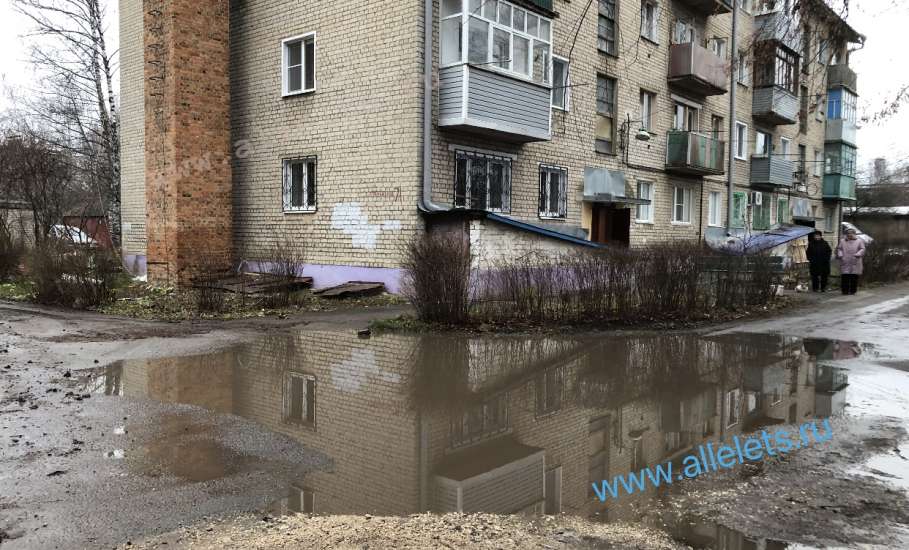 Жители дома с улицы Коммунаров жалуются на образовавшиеся большие лужи, перегородившие проезд!