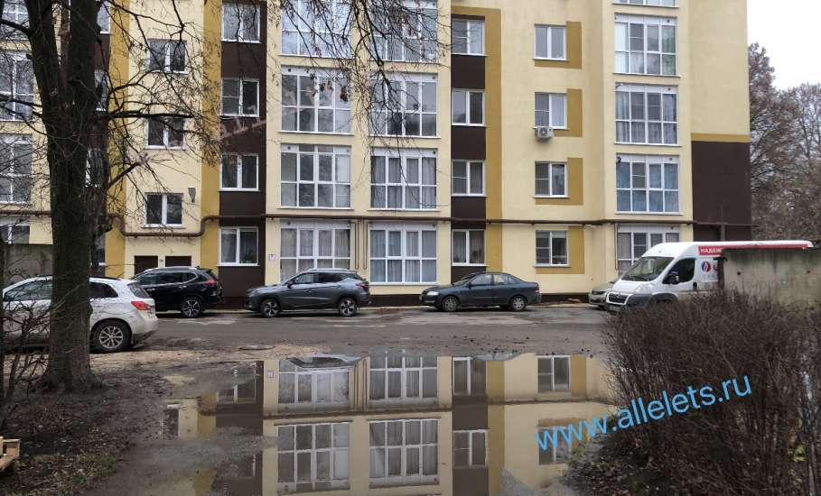 Жители дома с улицы Коммунаров жалуются на образовавшиеся большие лужи, перегородившие проезд!