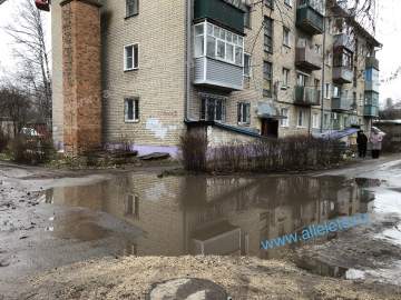 Жители дома с улицы Коммунаров жалуются на образовавшиеся большие лужи, перегородившие проезд!