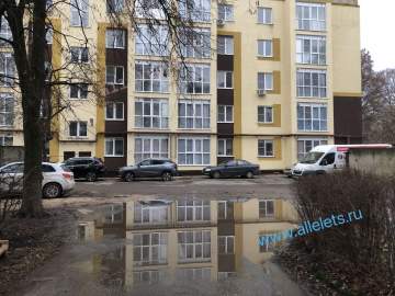 Жители дома с улицы Коммунаров жалуются на образовавшиеся большие лужи, перегородившие проезд!