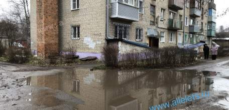 Жители дома с улицы Коммунаров жалуются на образовавшиеся большие лужи, перегородившие проезд!