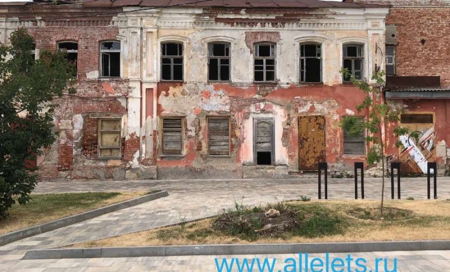 Рекламные и иные баннеры на старинных оградах в Ельце портят вид города и установлены незаконно!