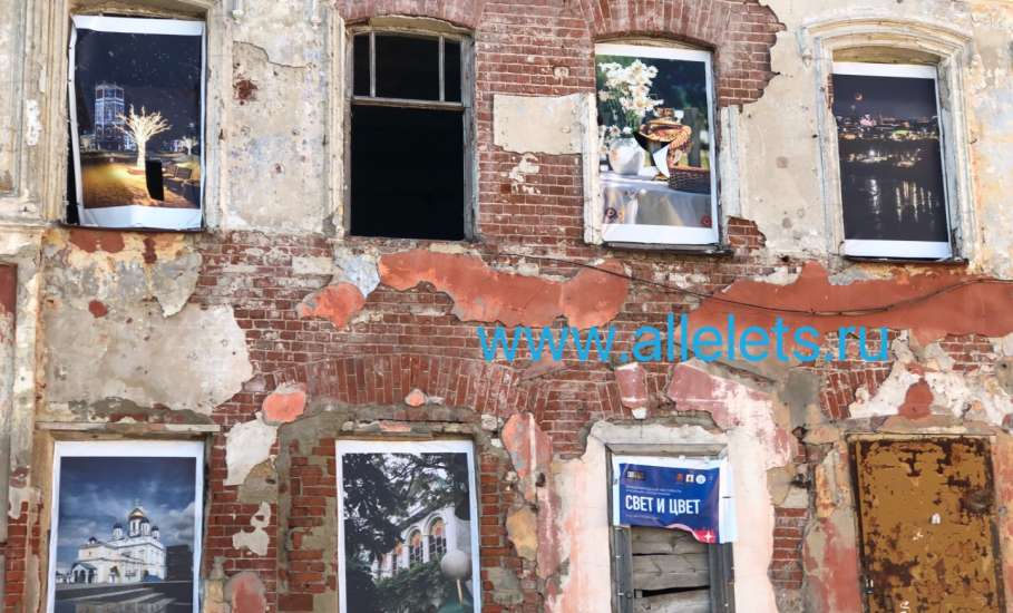 Рекламные и иные баннеры на старинных оградах в Ельце портят вид города и установлены незаконно!