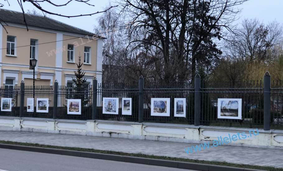 Рекламные и иные баннеры на старинных оградах в Ельце портят вид города и установлены незаконно!