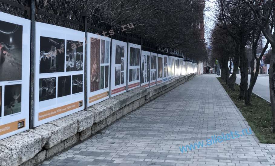 Рекламные и иные баннеры на старинных оградах в Ельце портят вид города и установлены незаконно!