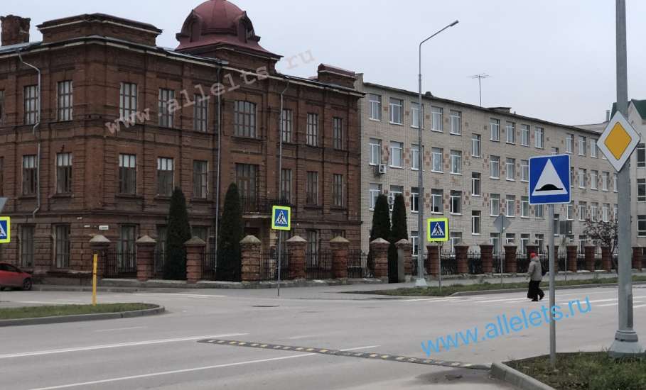 Рекламные и иные баннеры на старинных оградах в Ельце портят вид города и установлены незаконно!