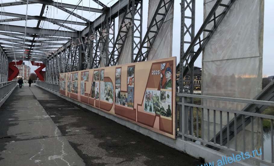 Рекламные и иные баннеры на старинных оградах в Ельце портят вид города и установлены незаконно!