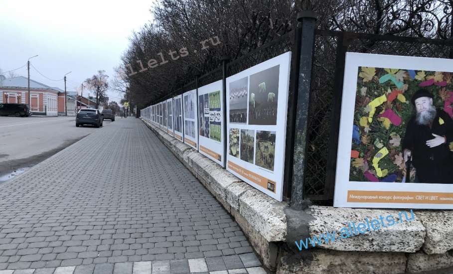 Рекламные и иные баннеры на старинных оградах в Ельце портят вид города и установлены незаконно!
