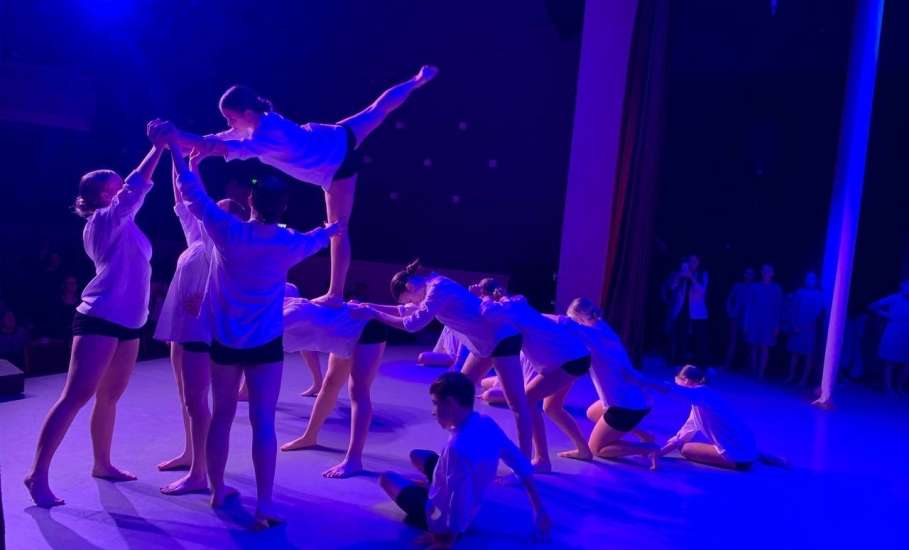 28 ноября в ДК Железнодорожников состоялся праздничный концерт ОХК &laquo;Росинка&raquo; &laquo;Главное слово в каждой судьбе&raquo;, посвящённый Дню Матери!