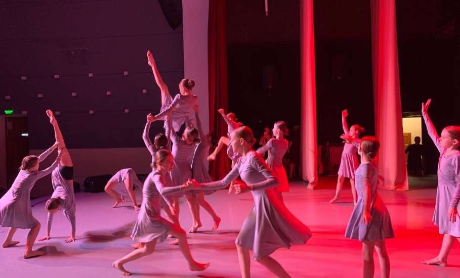 28 ноября в ДК Железнодорожников состоялся праздничный концерт ОХК &laquo;Росинка&raquo; &laquo;Главное слово в каждой судьбе&raquo;, посвящённый Дню Матери!