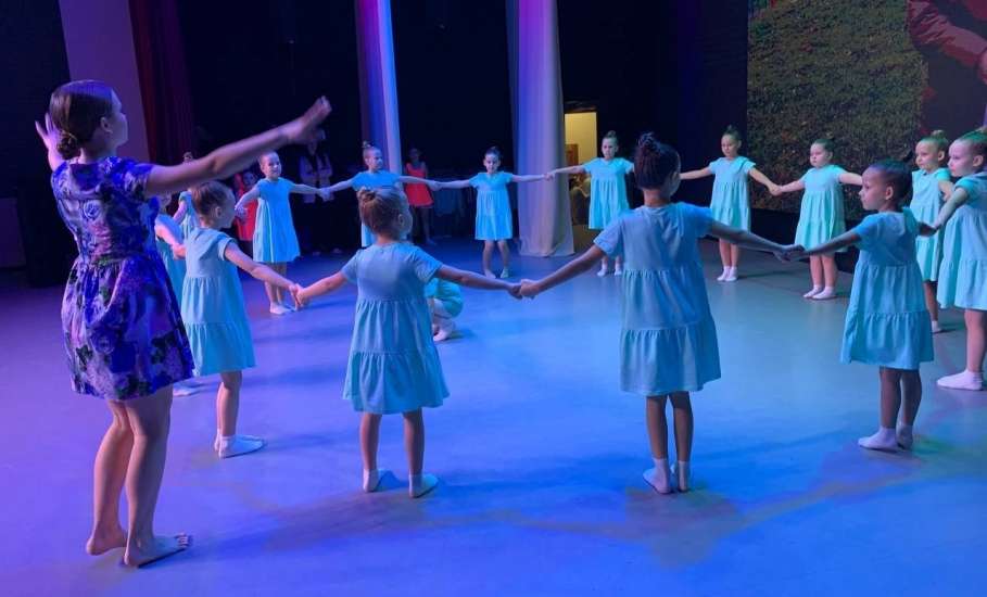 28 ноября в ДК Железнодорожников состоялся праздничный концерт ОХК &laquo;Росинка&raquo; &laquo;Главное слово в каждой судьбе&raquo;, посвящённый Дню Матери!