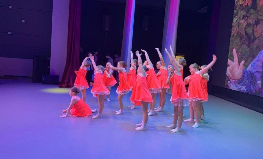 28 ноября в ДК Железнодорожников состоялся праздничный концерт ОХК &laquo;Росинка&raquo; &laquo;Главное слово в каждой судьбе&raquo;, посвящённый Дню Матери!