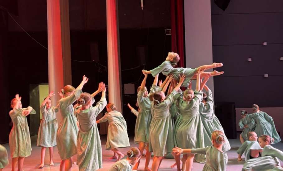 28 ноября в ДК Железнодорожников состоялся праздничный концерт ОХК &laquo;Росинка&raquo; &laquo;Главное слово в каждой судьбе&raquo;, посвящённый Дню Матери!