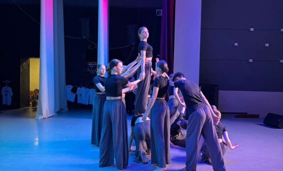 28 ноября в ДК Железнодорожников состоялся праздничный концерт ОХК &laquo;Росинка&raquo; &laquo;Главное слово в каждой судьбе&raquo;, посвящённый Дню Матери!