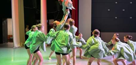 28 ноября в ДК Железнодорожников состоялся праздничный концерт ОХК «Росинка» «Главное слово в каждой судьбе», посвящённый Дню Матери!