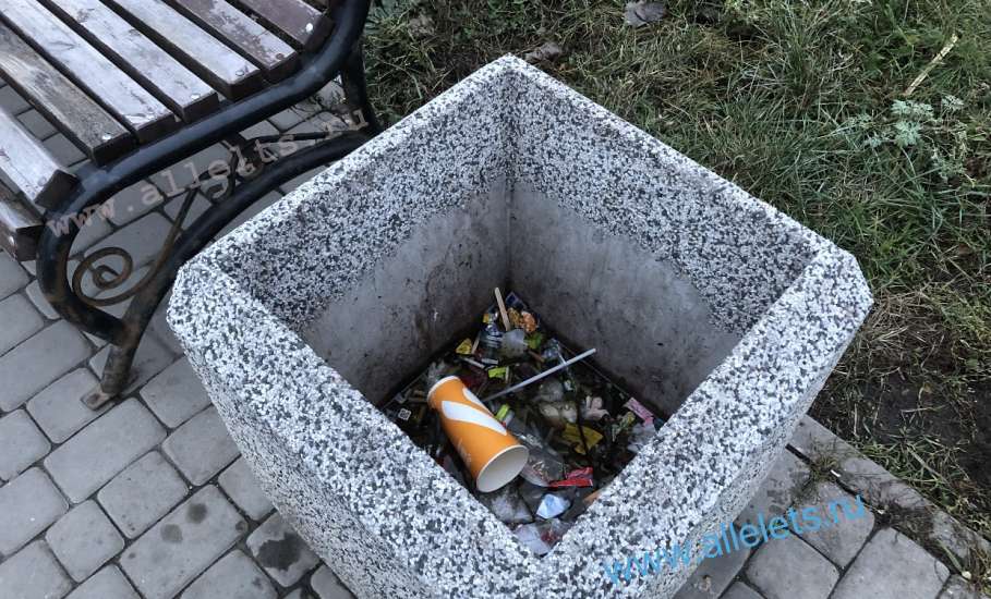 Урны по улице Коммунаров в 7-ом микрорайоне стоят с водой и мусором!