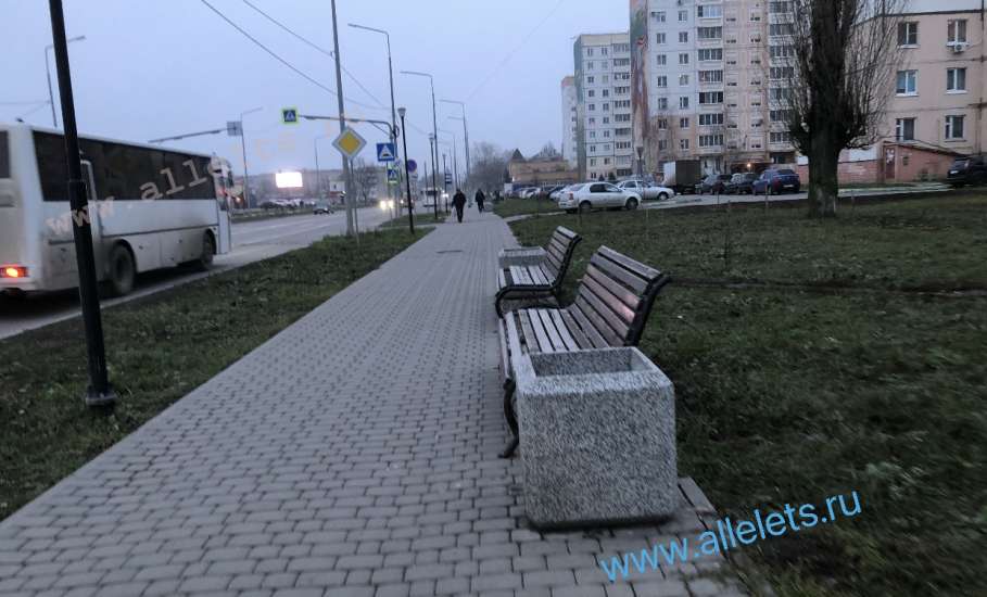 Урны по улице Коммунаров в 7-ом микрорайоне стоят с водой и мусором!