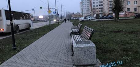 Урны по улице Коммунаров в 7-ом микрорайоне стоят с водой и мусором!