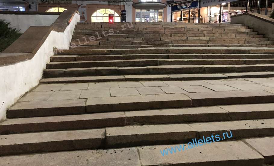 Мэр Ельца снова отреагировал на городскую проблему. Гранитные порожки замазали цементом на площади Ленина!