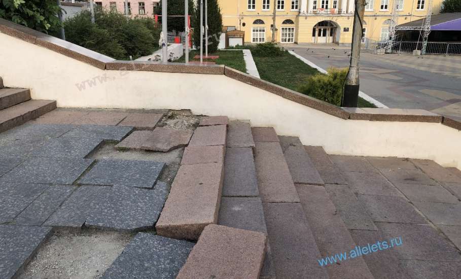 Мэр Ельца снова отреагировал на городскую проблему. Гранитные порожки замазали цементом на площади Ленина!
