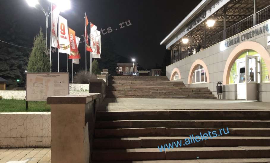 Мэр Ельца снова отреагировал на городскую проблему. Гранитные порожки замазали цементом на площади Ленина!