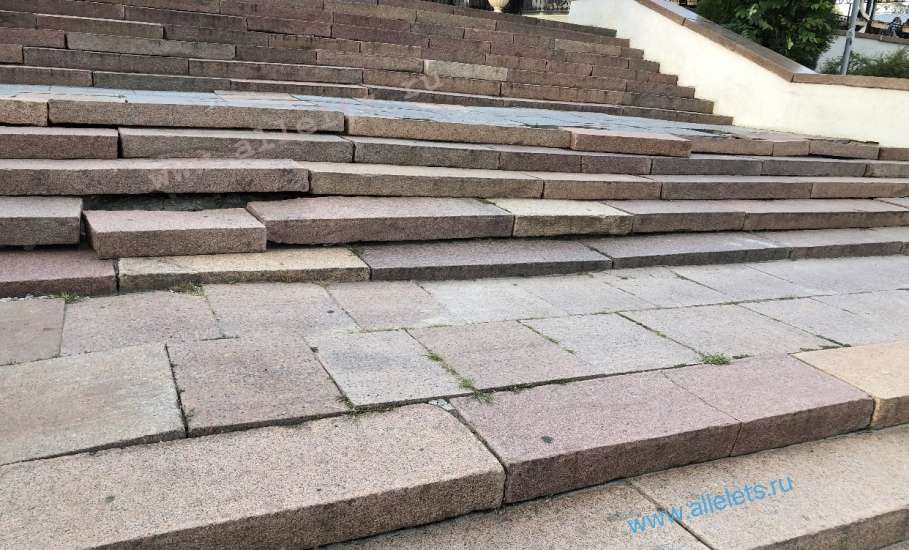 Мэр Ельца снова отреагировал на городскую проблему. Гранитные порожки замазали цементом на площади Ленина!