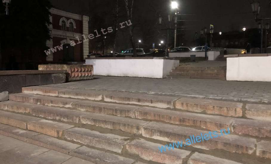 Мэр Ельца снова отреагировал на городскую проблему. Гранитные порожки замазали цементом на площади Ленина!