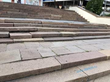 Мэр Ельца снова отреагировал на городскую проблему. Гранитные порожки замазали цементом на площади Ленина!