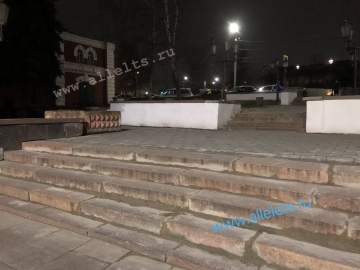 Мэр Ельца снова отреагировал на городскую проблему. Гранитные порожки замазали цементом на площади Ленина!