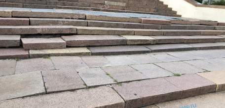 Мэр Ельца снова отреагировал на городскую проблему. Гранитные порожки замазали цементом на площади Ленина!